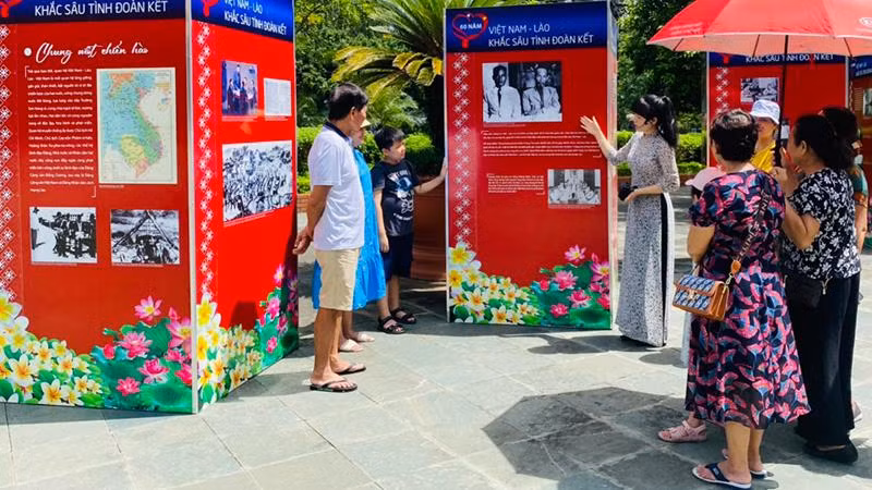 Du khách tham quan triển lãm ảnh tại Bảo tàng tỉnh Sơn La. Du khách tham quan triển lãm ảnh tại Bảo tàng tỉnh Sơn La.