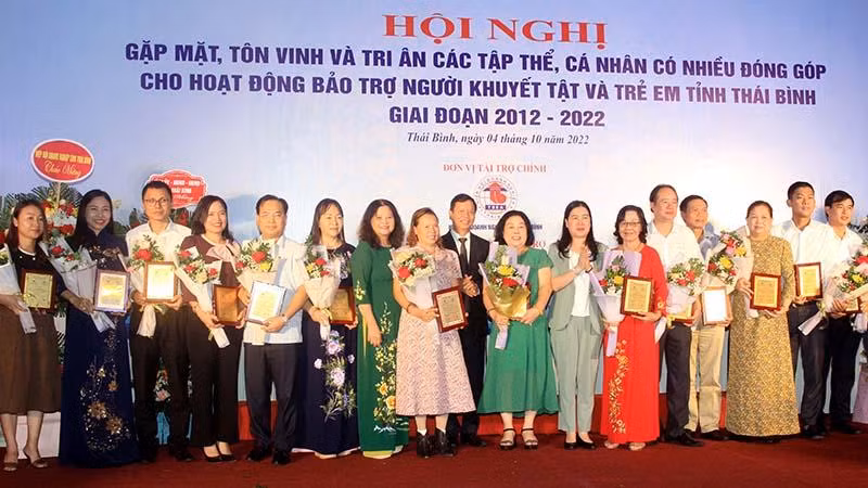 Vinh danh 55 tập thể, cá nhân có nhiều đóng góp cho hoạt động bảo trợ người khuyết tật và trẻ em có hoàn cảnh khó khăn tỉnh Thái Bình.