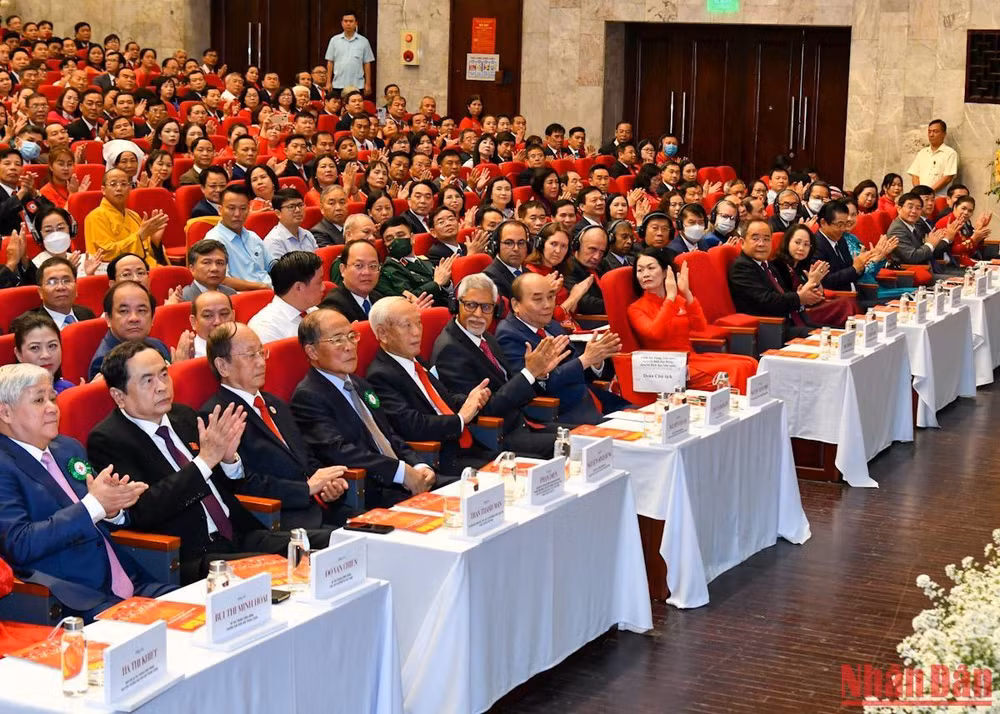 Chủ tịch nước Nguyễn Xuân Phúc cùng các đồng chí lãnh đạo, nguyên lãnh đạo Đảng, Nhà nước cùng đại diện các tổ chức nước ngoài, khách mời quốc tế tại đại hội. Chủ tịch nước Nguyễn Xuân Phúc cùng các đồng chí lãnh đạo, nguyên lãnh đạo Đảng, Nhà nước cùng đại diện các tổ chức nước ngoài, khách mời quốc tế tại đại hội.