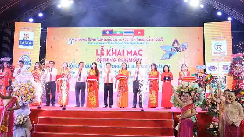 Cắt băng khai mạc Hội chợ.