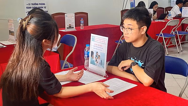 Sinh viên Trường Đại học Luật Hà Nội trao đổi với doanh nghiệp tuyển dụng. Sinh viên Trường Đại học Luật Hà Nội trao đổi với doanh nghiệp tuyển dụng.