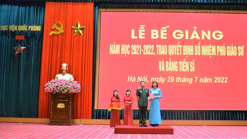 Thượng tướng Trần Việt Khoa trao chứng nhận tốt nghiệp cho học viên. Thượng tướng Trần Việt Khoa trao chứng nhận tốt nghiệp cho học viên.