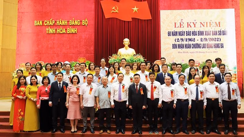 Đồng chí Lê Quốc Minh cùng đại diện lãnh đạo tỉnh chụp ảnh lưu niệm cùng tập thể cán bộ, phóng viên, biên tập viên Báo Hòa Bình. Đồng chí Lê Quốc Minh cùng đại diện lãnh đạo tỉnh chụp ảnh lưu niệm cùng tập thể cán bộ, phóng viên, biên tập viên Báo Hòa Bình.