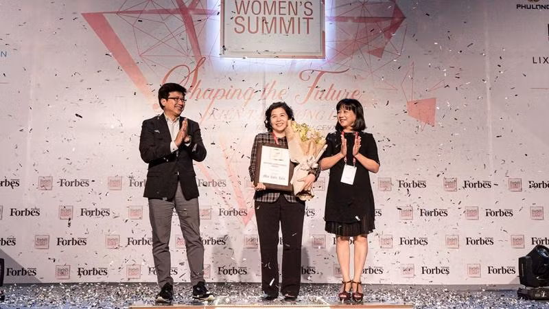 Bà Mai Kiều Liên là người duy nhất được trao danh hiệu “Thành tựu trọn đời” từ Forbes Việt Nam. Bà Mai Kiều Liên là người duy nhất được trao danh hiệu “Thành tựu trọn đời” từ Forbes Việt Nam.