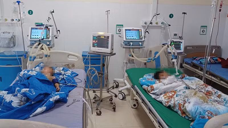 Hai cháu bé đang được điều trị tại Bệnh viện Đa khoa Thảo Nguyên Mộc Châu. (Ảnh: VĂN SỸ)