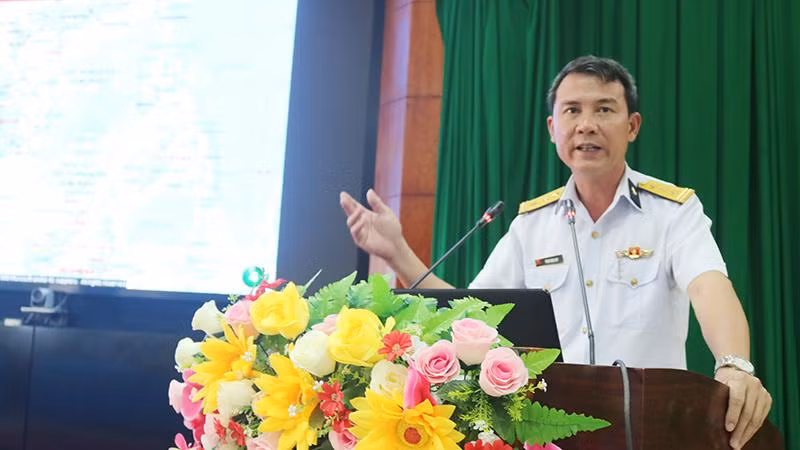Thượng tá Phạm Ngọc Quý, báo cáo viên Vùng 2 Hải quân thông tin khái quát về Biển Đông tại hội nghị.