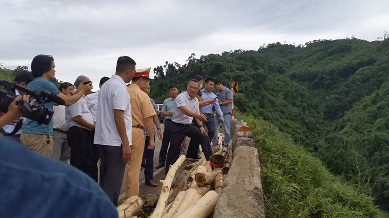 Ông Khuất Việt Hùng đến thị sát điểm xảy ra vụ tai nạn làm 4 người chết, 2 người bị thương tối 10/8.