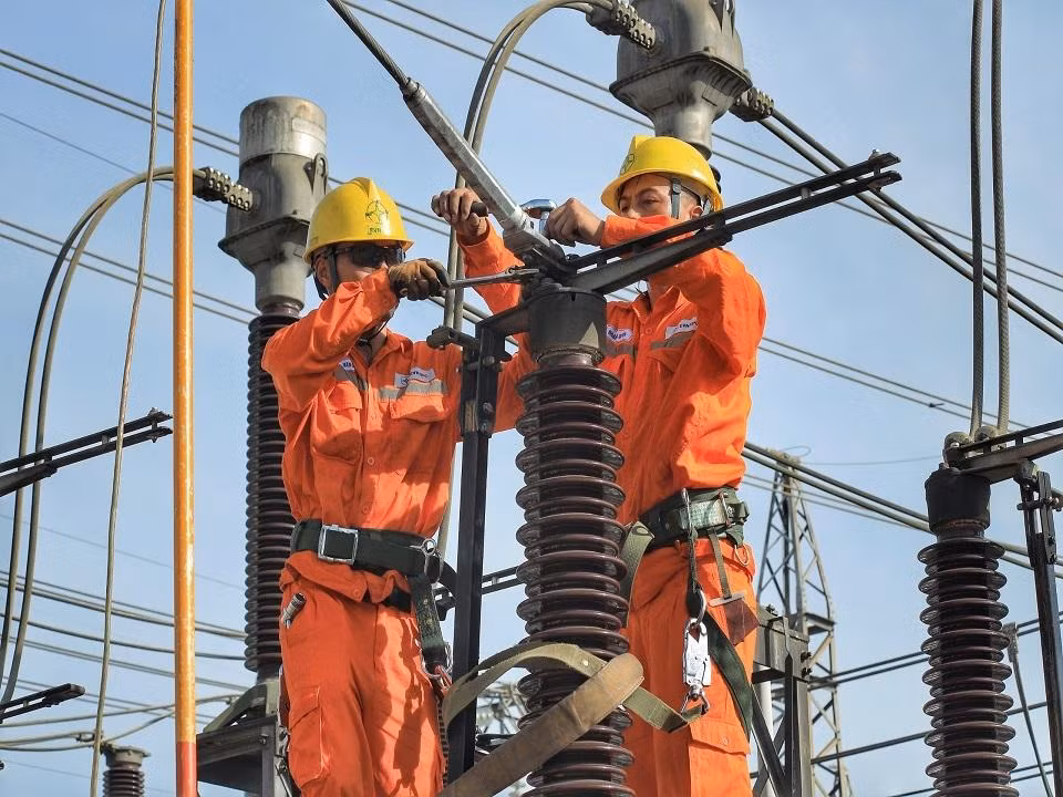 Vệ sinh xử lý tiếp xúc tại dao cách ly xuất tuyến đầu trạm 220kV Nam Định (E3.7).
