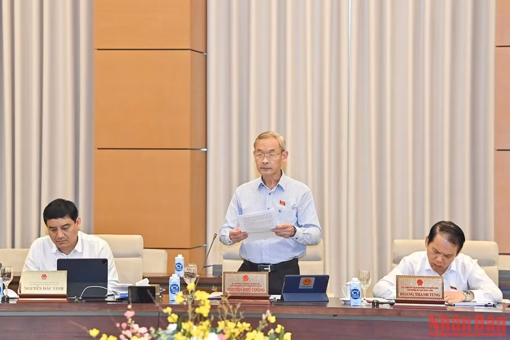 Chủ nhiệm Ủy ban Tài chính, Ngân sách của Quốc hội Nguyễn Phú Cường trình bày báo cáo thẩm tra. Chủ nhiệm Ủy ban Tài chính, Ngân sách của Quốc hội Nguyễn Phú Cường trình bày báo cáo thẩm tra.