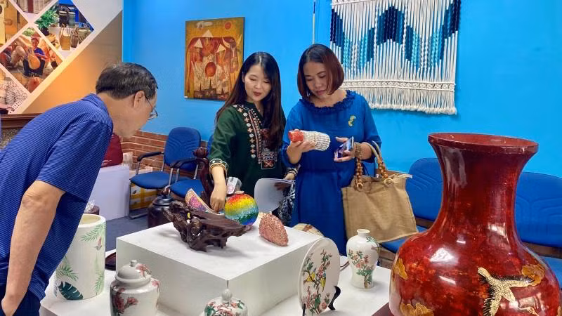 Người dân tham quan các sản phẩm thủ công mỹ nghệ đặc sắc trưng bày tại Triển lãm.