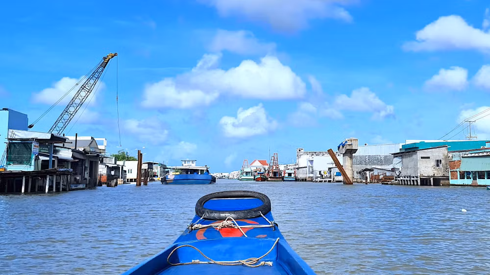 Đơn vị thi công mới huy động thiết bị chuyên dụng tái khởi động việc khắc phục cầu bắt ngang sông Cái Đôi Vàm. (Ảnh sáng 15/11)