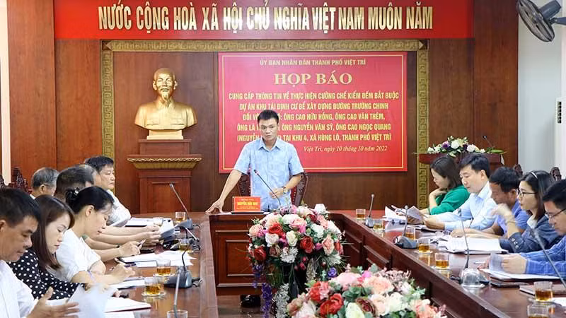 Ông Nguyễn Hữu Nhu cung cấp thông tin cho báo chí về quá trình triển khai giải phóng mặt bằng các dự án trọng điểm của Thành phố Việt Trì. 
