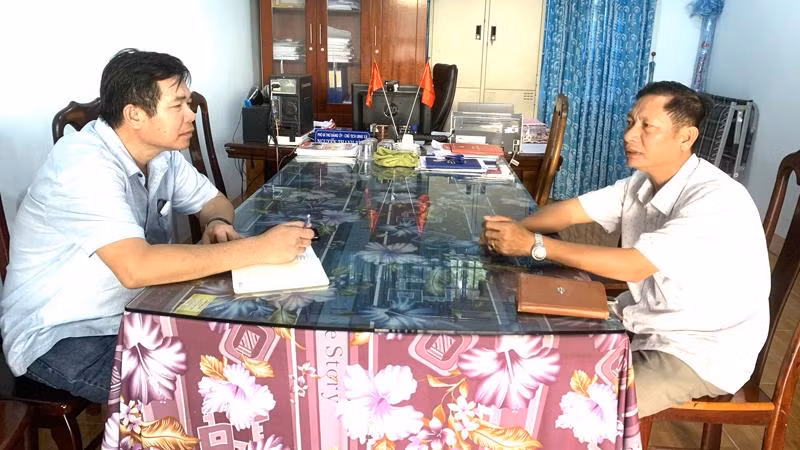 Làm việc với phóng viên Báo Nhân Dân, Chủ tịch Ủy ban nhân dân xã Ea Uy Nguyễn Thanh Bình cho biết trang trại chăn nuôi heo này được tỉnh cấp phép đầy đủ. Tuy nhiên, thỉnh thoảng người dân chung quanh có phản ánh về tình trạng ô nhiễm từ trang trại. Làm việc với phóng viên Báo Nhân Dân, Chủ tịch Ủy ban nhân dân xã Ea Uy Nguyễn Thanh Bình cho biết trang trại chăn nuôi heo này được tỉnh cấp phép đầy đủ. Tuy nhiên, thỉnh thoảng người dân chung quanh có phản ánh về tình trạng ô nhiễm từ trang trại.