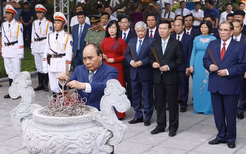 Chủ tịch nước Nguyễn Xuân Phúc dâng hương tại Khu di tích lưu niệm Tổng Bí thư Nguyễn Văn Cừ, phường Phù Khê, thành phố Từ Sơn, tỉnh Bắc Ninh. (Ảnh: TTXVN)