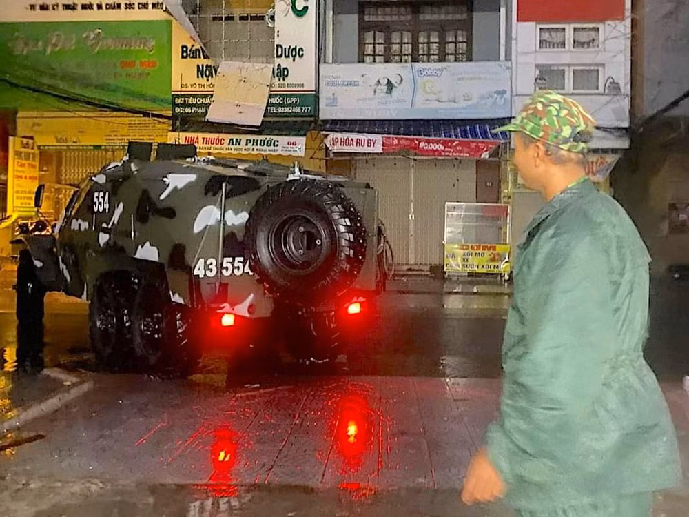 Xe thiết giáp có mặt kịp thời đưa sản phụ chuyển dạ tới bệnh viện. (Ảnh gia đình sản phụ cung cấp)