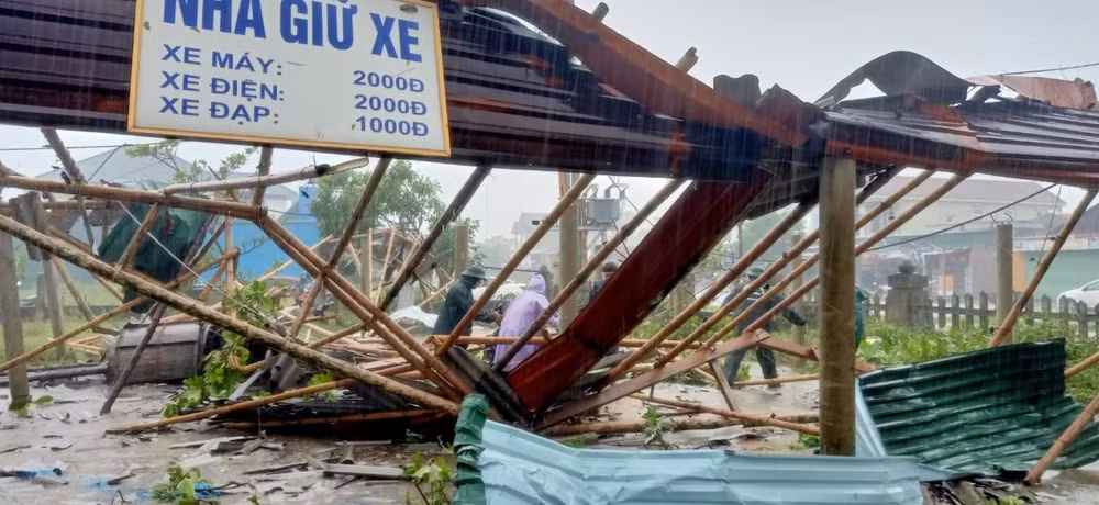 Lực lượng chức năng Quảng Trị đã có mặt kịp thời hỗ trợ người dân khắc phục hậu quả lốc xoáy.