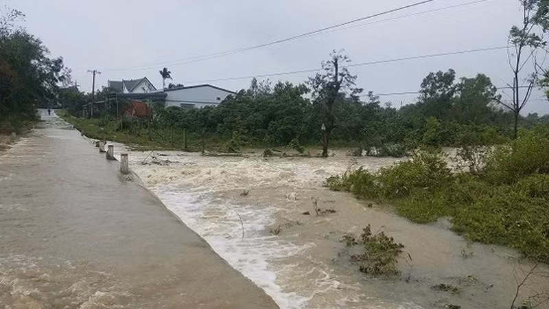 Nước lũ làm ngập nhiều tuyến đường nông thôn ở huyện M’Đrắc, tỉnh Đắk Lắk, gây ách tắc giao thông trong bão số 12, năm 2017. (Ảnh: Phương Chi)