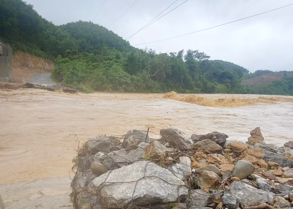 Cận cảnh cầu tạm bằng sắt ở xã Vĩnh Ô, huyện Vĩnh Linh bị trôi chỉ còn rọ đá. Cận cảnh cầu tạm bằng sắt ở xã Vĩnh Ô, huyện Vĩnh Linh bị trôi chỉ còn rọ đá.