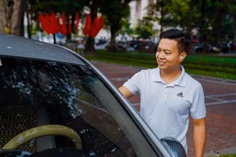 Anh Nguyễn Tiến Thành với nụ cười thường trực trên môi khi nhắc về nỗ lực giúp các anh em khác có công việc ổn định hơn. Anh Nguyễn Tiến Thành với nụ cười thường trực trên môi khi nhắc về nỗ lực giúp các anh em khác có công việc ổn định hơn.