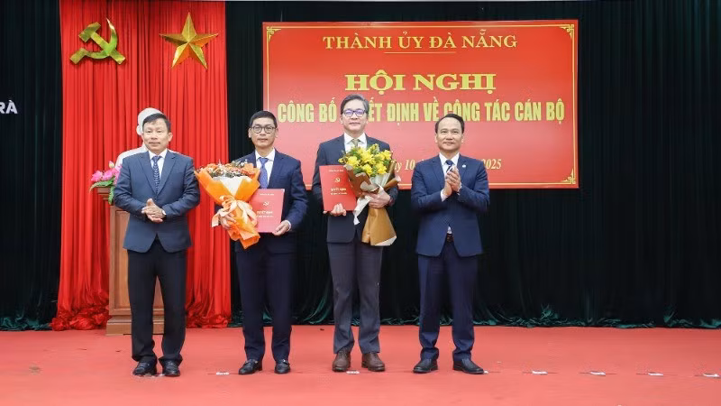 Trao Quyết định bổ nhiệm và tặng hoa chúc mừng hai đồng chí Phạm Trường Sơn và Phùng Phú Phong.
