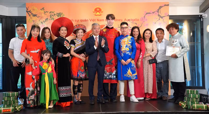 Tổng Lãnh sự Việt Nam tại Sydney Nguyễn Thanh Tùng chụp ảnh lưu niệm cùng một số thành viên Tổ chức Giao lưu Văn hóa Việt Nam - Australia (VACEO) có mặt tại buổi gặp mặt.