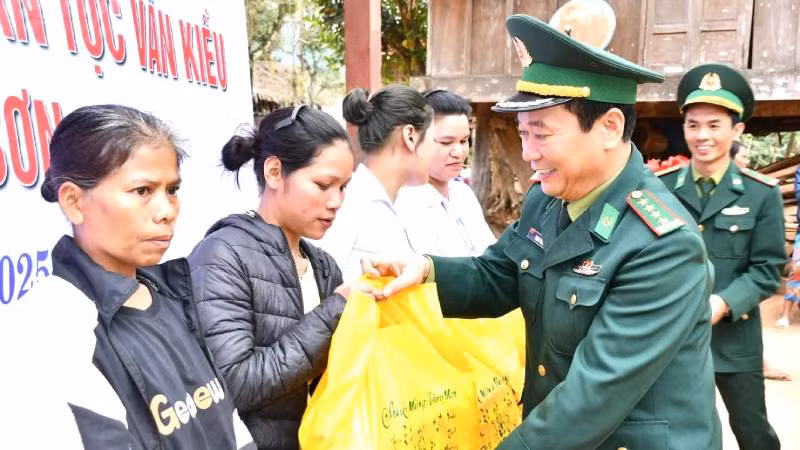 Bộ đội Biên phòng Quảng Bình tặng quà cho bà con. Bộ đội Biên phòng Quảng Bình tặng quà cho bà con.