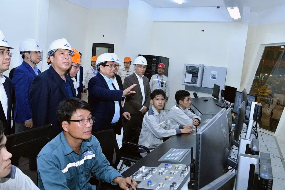 Thủ tướng Chính phủ Phạm Minh Chính khảo sát thực địa tại Khu liên hiệp gang thép Hòa Phát Dung Quất, tỉnh Quảng Ngãi.