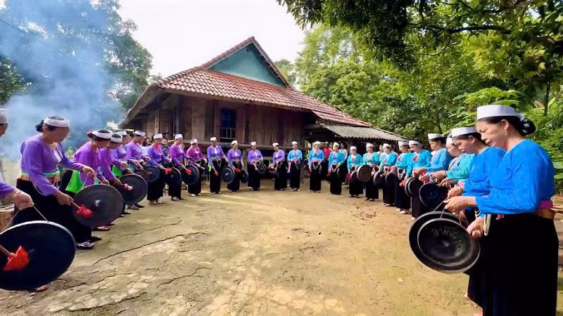 Trình diễn Chiêng Mường là nét văn hóa tiêu biểu trong mỗi sự kiện của tỉnh Hòa Bình.