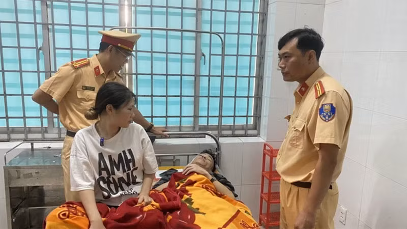Lãnh đạo Cảnh sát giao thông Công an tỉnh Phú Yên thăm hỏi nạn nhân đang điều trị tại Trung tâm y tế thị xã Sông Cầu. (Ảnh: Tường Quân/TTXVN)