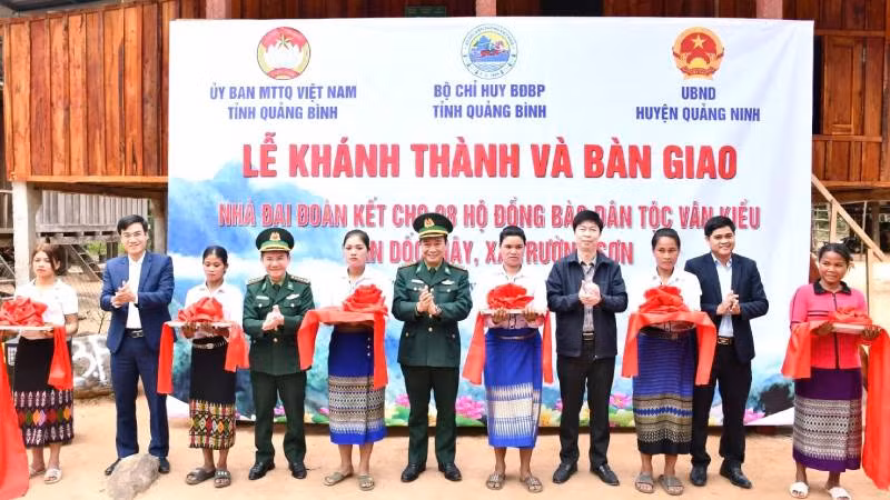 Mặt trận Tổ quốc Việt Nam và Bộ đội Biên phòng Quảng Bình tổ chức khánh thành và bàn giao nhà đại đoàn kết cho hộ khó khăn ở bản Dốc Mây. Mặt trận Tổ quốc Việt Nam và Bộ đội Biên phòng Quảng Bình tổ chức khánh thành và bàn giao nhà đại đoàn kết cho hộ khó khăn ở bản Dốc Mây.