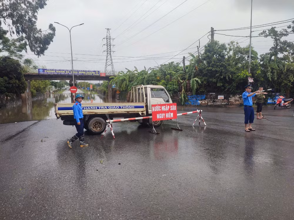 Lực lượng chức năng chặn hầm chui qua khu công nghiệp tại xã Sơn Lôi, huyện Bình Xuyên. Người dân xã An Hòa, huyện Tam Dương di dời tài sản đến nơi an toàn.