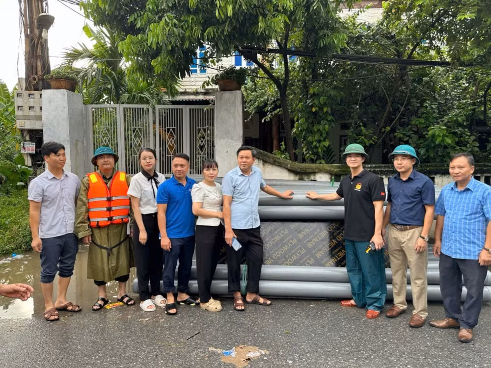 Người dân thị trấn huyện Lập Thạch làm 20 chiếc bè từ ống nhựa PVC tặng người dân bị ngập lụt.