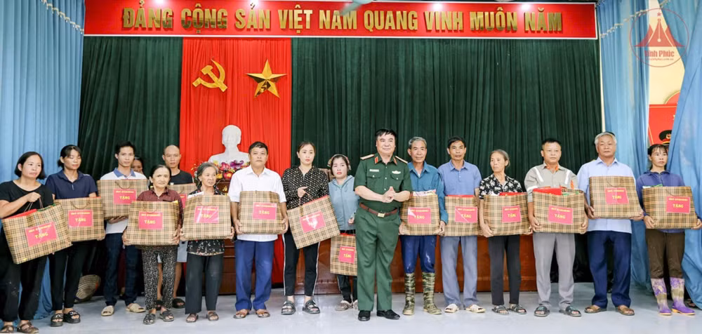 Lãnh đạo Quân khu 2 trao quà hỗ trợ người dân xã Sơn Đông.