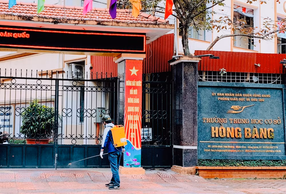 Hiện tại Trường Trung học cơ sở Hồng Bàng đã xuất hiện chùm ca mắc Covid-19 trong học sinh và giáo viên.