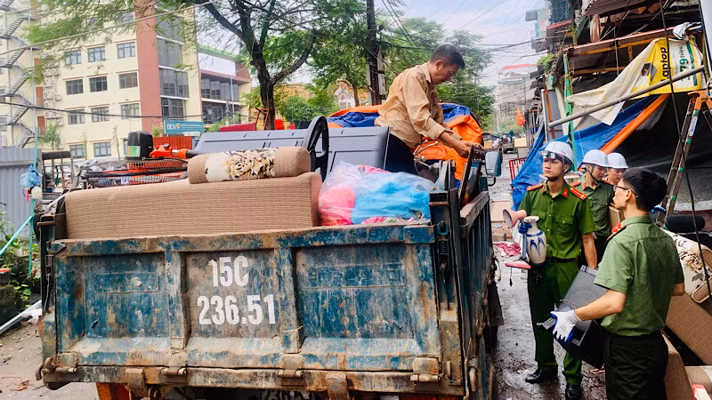 Tài sản của người dân được bố trí di chuyển về nơi tạm cư mới.