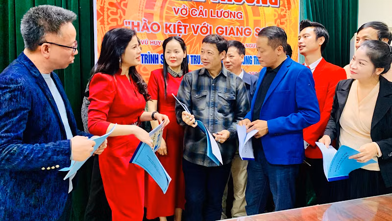 Lãnh đạo Sở Văn hóa-Thể thao Hải Phòng trao đổi với ê-kíp sáng tạo và các diễn viên về vở diễn.