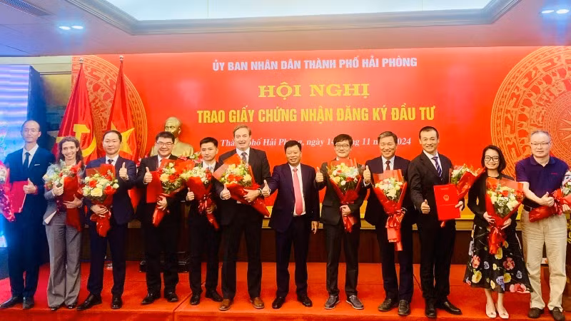 Các nhà đầu tư được trao giấy chứng nhận đầu tư mới và tăng vốn. Các nhà đầu tư được trao giấy chứng nhận đầu tư mới và tăng vốn.