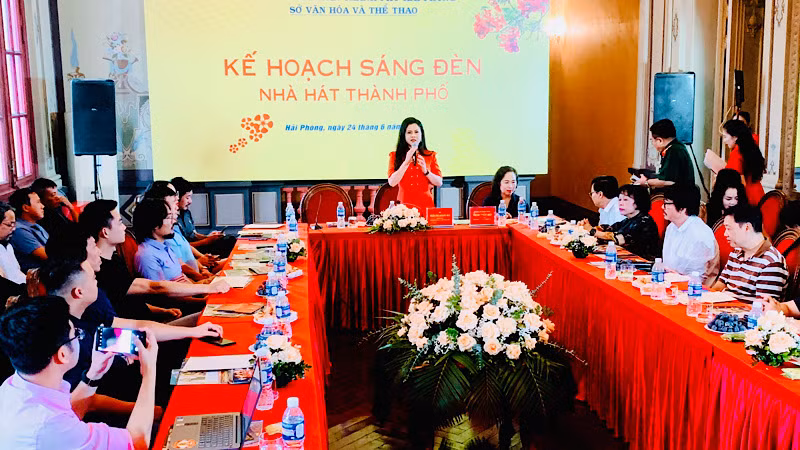 Giám đốc Sở Văn hóa và Thể thao Hải Phòng Trần Thị Hoàng Mai giới thiệu kế hoạch "Sáng đèn Nhà hát thành phố". Giám đốc Sở Văn hóa và Thể thao Hải Phòng Trần Thị Hoàng Mai giới thiệu kế hoạch "Sáng đèn Nhà hát thành phố".