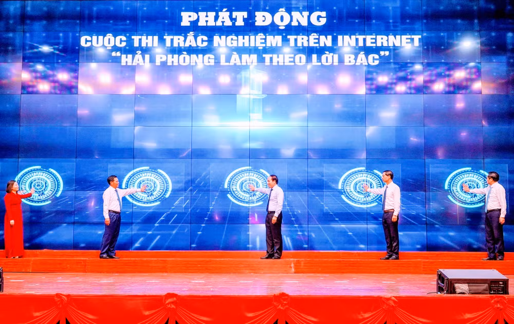 Lãnh đạo thành phố Hải Phòng nhấn nút phát động Cuộc thi trắc nghiệm trên internet “Hải Phòng làm theo lời Bác”. Lãnh đạo thành phố Hải Phòng nhấn nút phát động Cuộc thi trắc nghiệm trên internet “Hải Phòng làm theo lời Bác”.