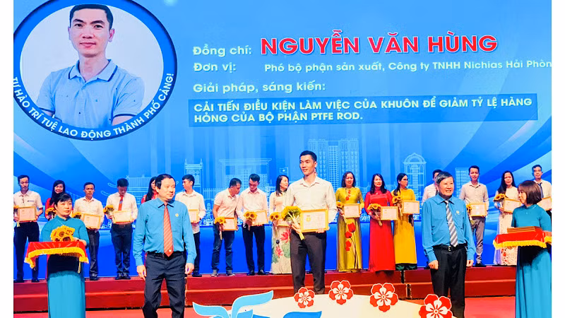 Cá nhân lao động sáng tạo được tôn vinh, biểu dương. Cá nhân lao động sáng tạo được tôn vinh, biểu dương.