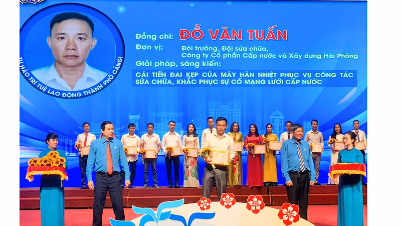 Cá nhân lao động sáng tạo được tôn vinh, biểu dương. Cá nhân lao động sáng tạo được tôn vinh, biểu dương.