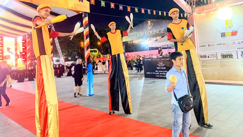 Biểu diễn đi cà kheo tại Lễ hội. Biểu diễn đi cà kheo tại Lễ hội.