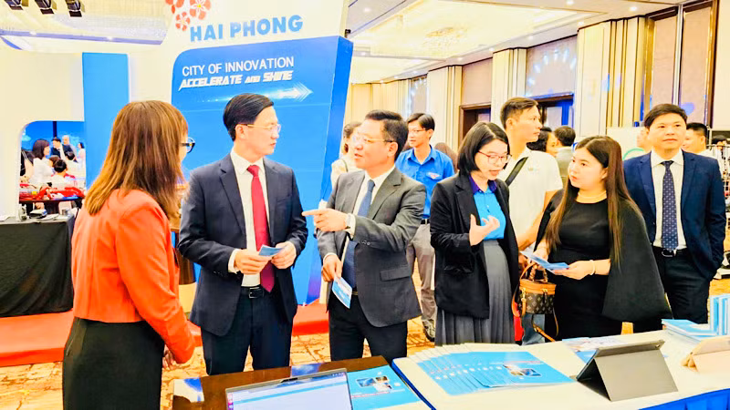 Các đại biểu tham quan các gian trưng bày sản phẩm về khoa học công nghệ. Các đại biểu tham quan các gian trưng bày sản phẩm về khoa học công nghệ.