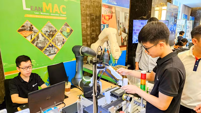 Trưng bày các sản phẩm khoa học công nghệ. Trưng bày các sản phẩm khoa học công nghệ.