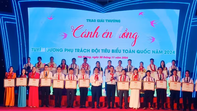 Trao Bằng khen tặng các phụ trách Đội tiêu biểu toàn quốc.