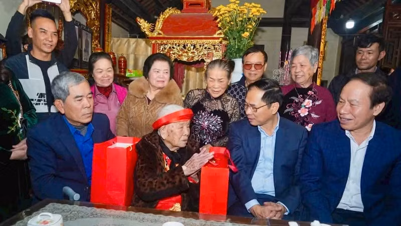 Phó Thủ tướng Chính phủ Bùi Thanh Sơn cùng lãnh đạo thành phố Hải Phòng thăm và trao quà Tết tặng Mẹ Việt Nam Anh hùng tại quận Hải An.