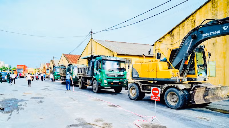 Các cơ quan chức năng thực hiện tháo dỡ các khu nhà kho tại Tổng kho 3 Lạc Viên để giải phóng mặt bằng.
