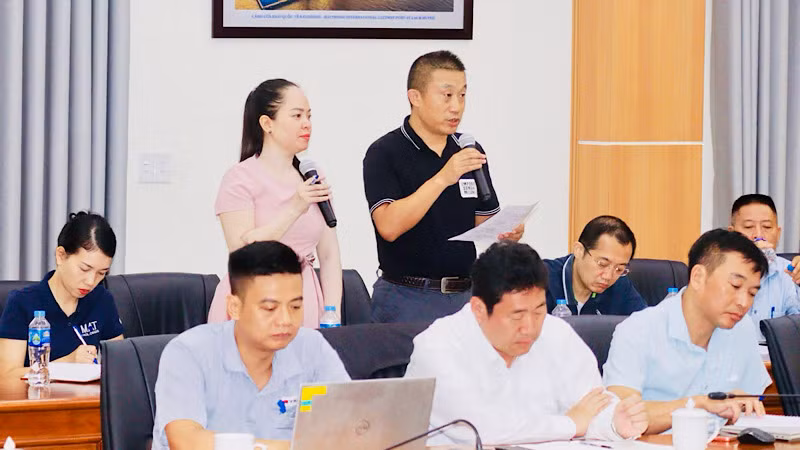 Đại diện doanh nghiệp có vốn đầu tư nước ngoài trong Khu kinh tế Đình Vũ-Cát Hải phát biểu ý kiến.