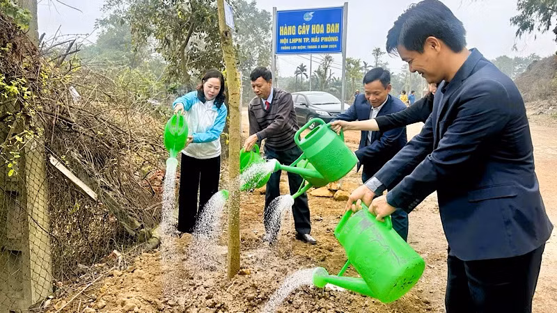 Các đại biểu trồng cây hoa ban tại khu vực đền thờ Nữ tướng Lê Chân tại xã An Tiến (huyện An Lão).