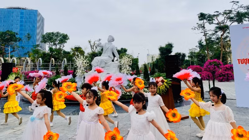 Các cháu nhi đồng biểu diễn văn nghệ tại khu vực tượng đài Kim Đồng.